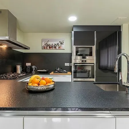 5 Stelle Piscina, Jacuzzi, Wifi - 2 Min Dal Mare Apartment *
